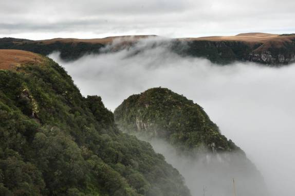O canyon do Monte Negro preenchido de neblina, em São José dos Ausentes - RS